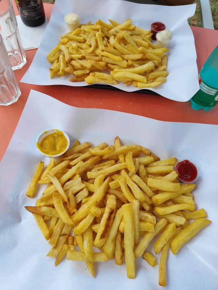 Portion Moyenne de Frites Cuites À L Huile Végétale Un Pur Régal